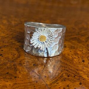 Vintage Inspired Hammered Silver Tone 3-D Daisy Flower Band Ring size 8